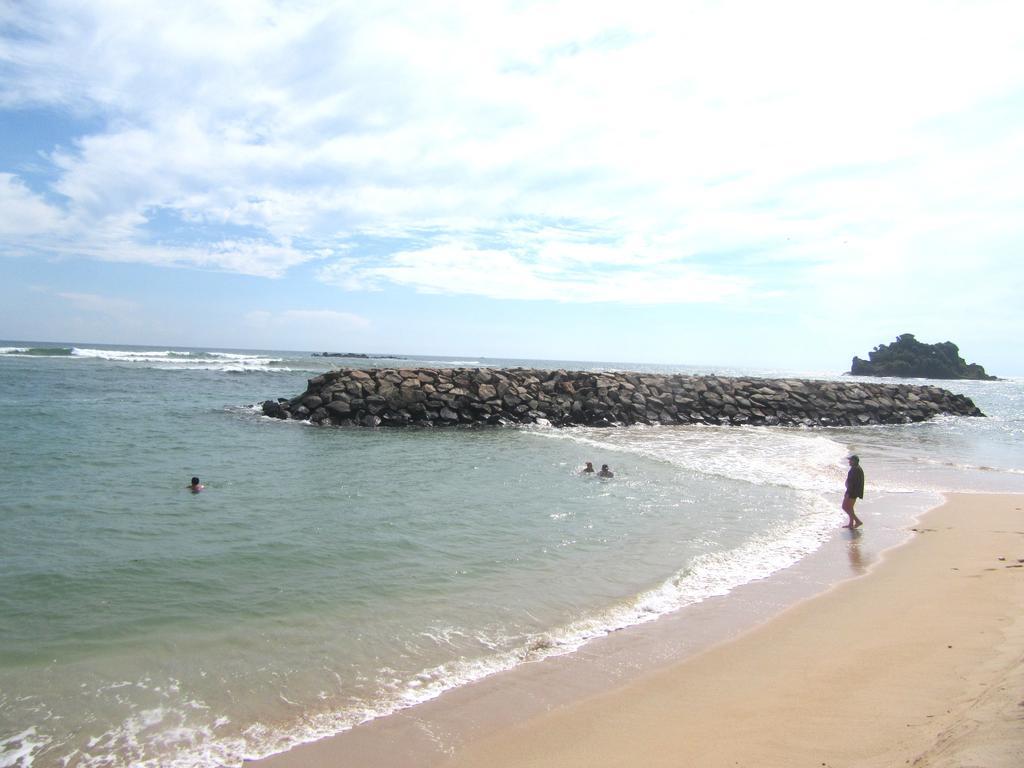 Colonial Surfing Villa Hostel & Home Stay ميديغاما إيست المظهر الخارجي الصورة